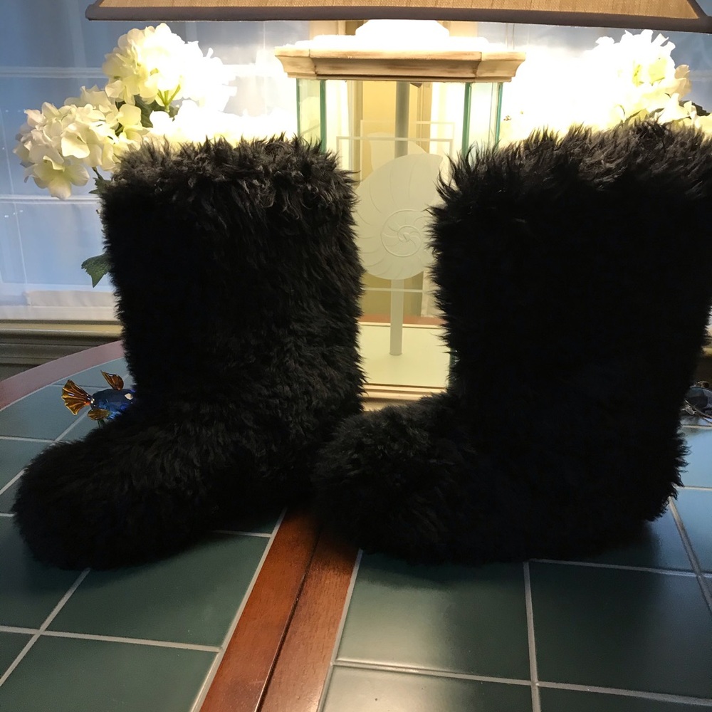 UGG MOMMA. Worn twice ! $$ 1200 UGG BOOTS SIZE 7 IS US SIZE 8.